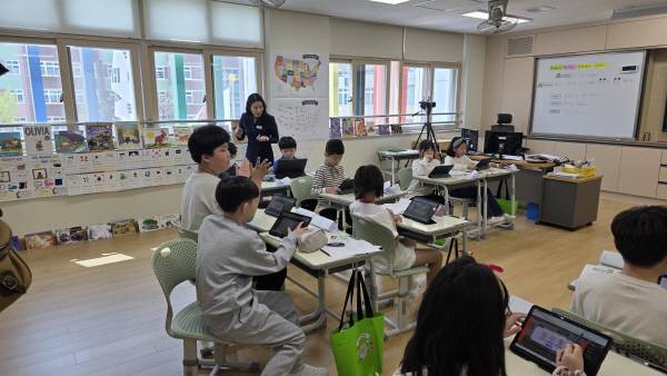 대구 용계초등학교에서 지난 4월 AI디지털교과서(AIDT) 공개수업을 진행 중이다. 경북일보DB