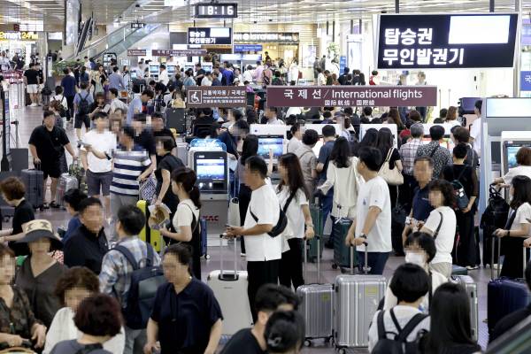 지난해 여름 휴가철을 맞은 대구국제공항 대합실 모습. 경북일보DB