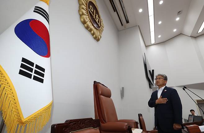 지난 5일 제주도의회 제441회 임시회 개회식 때 이상봉 의장. 의회가 행정체제개편에 대한 도민 의견을 수렴하겠다는 이 의장의 발언으로 의회 내부에서 혼란이 빚어지고 있다. / 제주도의회 제공.
