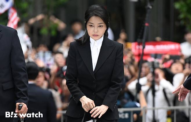 윤석열 전 대통령의 부인 김건희 여사가 6일 오전 서울 종로구 광화문에 위치한 민중기 특검 사무실에 피의자 신분으로 소환되고 있다./사진=이명근 기자 qwe123@