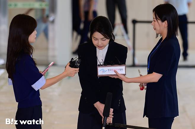 윤석열 전 대통령의 부인 김건희 여사가 6일 오전 서울 종로구 KT 광화문빌딩 웨스트에 마련된 민중기 특별검사 사무실로 출석하고 있다. 2025.08.06 사진공동취재단