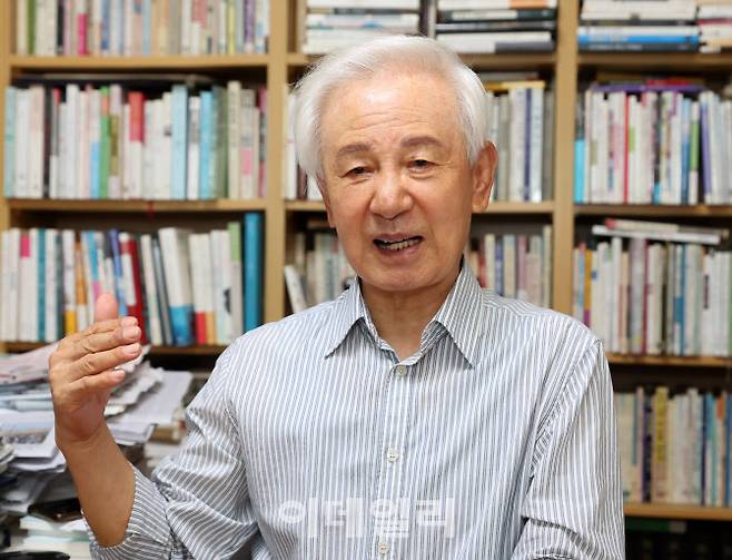 21년 만에 신작 시집 ‘그냥 살자’를 출간한 김홍신 작가가 최근 서울 서초구 자택에서 이데일리와 인터뷰를 하고 있다. (사진=방인권 기자)