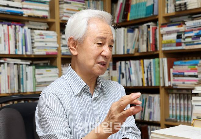 21년 만에 신작 시집 ‘그냥 살자’를 출간한 김홍신 작가가 최근 서울 서초구 자택에서 이데일리와 인터뷰를 하고 있다. (사진=방인권 기자)