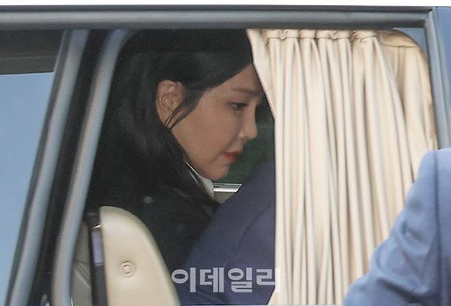 윤석열 전 대통령 부인 김건희 여사가 지난 4월 11일 오후 서울 용산구 한남동 대통령 관저를 떠나고 있다. (사진=이데일리 방인권 기자)