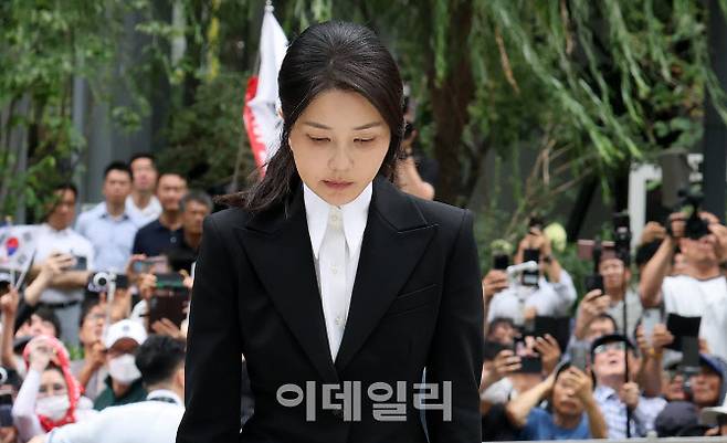 [이데일리 방인권 기자] 윤석열 전 대통령의 부인 김건희 여사가 6일 서울 종로구에 마련된 김건희 특검팀(특별검사 민중기) 사무실에 조사를 받기 위해 피의자 신분으로 출석하고 있다.