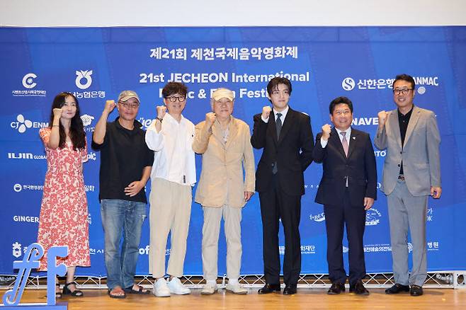 제21회 제천국제음악영화제 기자회견이 6일 서울 중구 CGV명동 씨네라이브러리에서 열렸다. 장항준 집행위원장(왼쪽에서 세 번째), 홍보대사 강하늘(왼쪽에서 다섯 번째)이 파이팅을 외치고 있다.(사진=JIMFF 사무국)