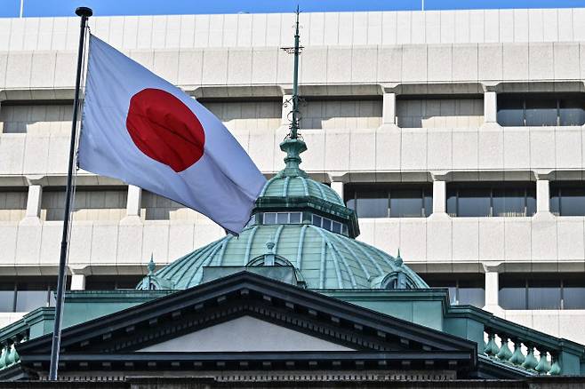 일본 도쿄 중심부에 있는 일본은행(BOJ) 본사 복합시설 위에 일본 국기가 휘날리고 있다.(사진=AFP)