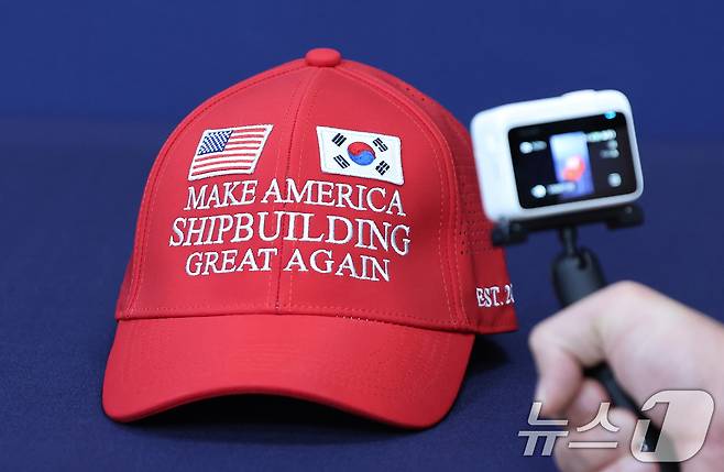 3일 서울 용산구 대통령실 청사에서 한미 관세 협상 타결을 위해 우리 정부가 제작한 '마스가(MASGA)' 문구가 쓰인 빨간 모자를 언론에 공개하고 있다. 김용범 대통령실 정책실장은 이날 'KBS 일요진단 라이브'에 출연해 '마스가(MASGA)' 모자를 들고나와, 이를 보여주며 "산업부가 부처 전체 역량을 총동원해 혼연일체로 방안을 만들었다. 이 모자도 그래서 만든 것＂이라고 설명했다. 2025.8.3/뉴스1 ⓒ News1 허경 기자