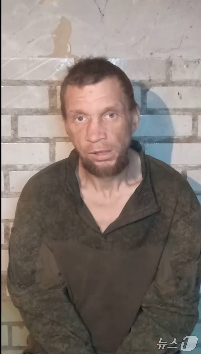 우크라이나 언론인이자 군인인 유리 부투소프는 6일 텔레그램을 통해 러시아 포로 심문 영상을 공개했다.(텔레그램 갈무리).