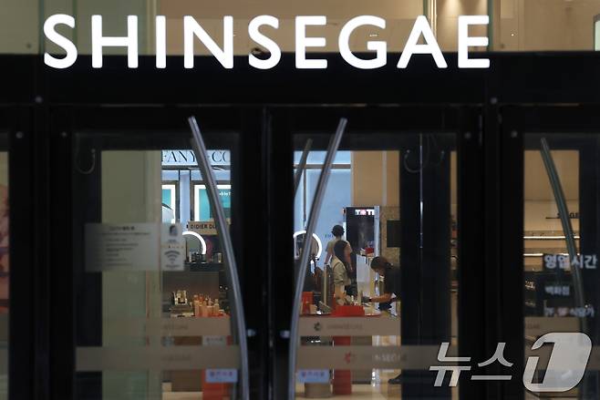 6일 오전 경찰이 긴급 수색을 마친 경기 용인시 수지구 신세계 사우스시티에서 직원들이 개장 준비를 하고 있다. 2025.8.6/뉴스1 ⓒ News1 김영운 기자