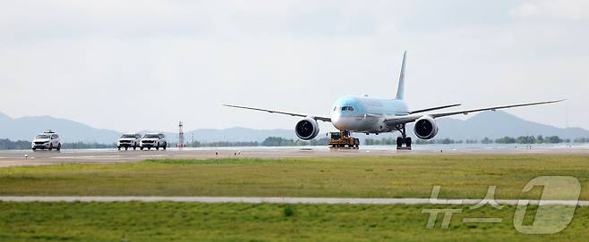 5일 인천국제공항 제2활주로에서 운영 재개 전 합동 점검을 하기 위해 항공기가 진입하고 있다. (공동취재) 2025.8.6/뉴스1 ⓒ News1 박지혜 기자