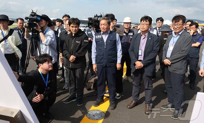 이학재 인천국제공항공사 사장을 비롯한 공항 관계자들이 5일 인천국제공항에서 운영을 앞둔 제2활주로와 관련해 브리핑을 듣고 있다. (공동취재) 2025.8.6/뉴스1 ⓒ News1 박지혜 기자