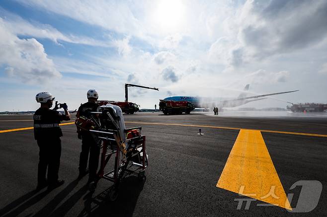 지난 5일 인천국제공항 제1터미널에서 제2활주로 운영 재개를 앞두고 이학재 인천국제공항공사 사장, 권혁진 서울지방항공청장 등 유관기관 관계자들이 합동점검에 나선 가운데 인천공항 소방대가 비상대응훈련을 하고 있다. (공동취재) 2025.8.6/뉴스1 ⓒ News1 박지혜 기자