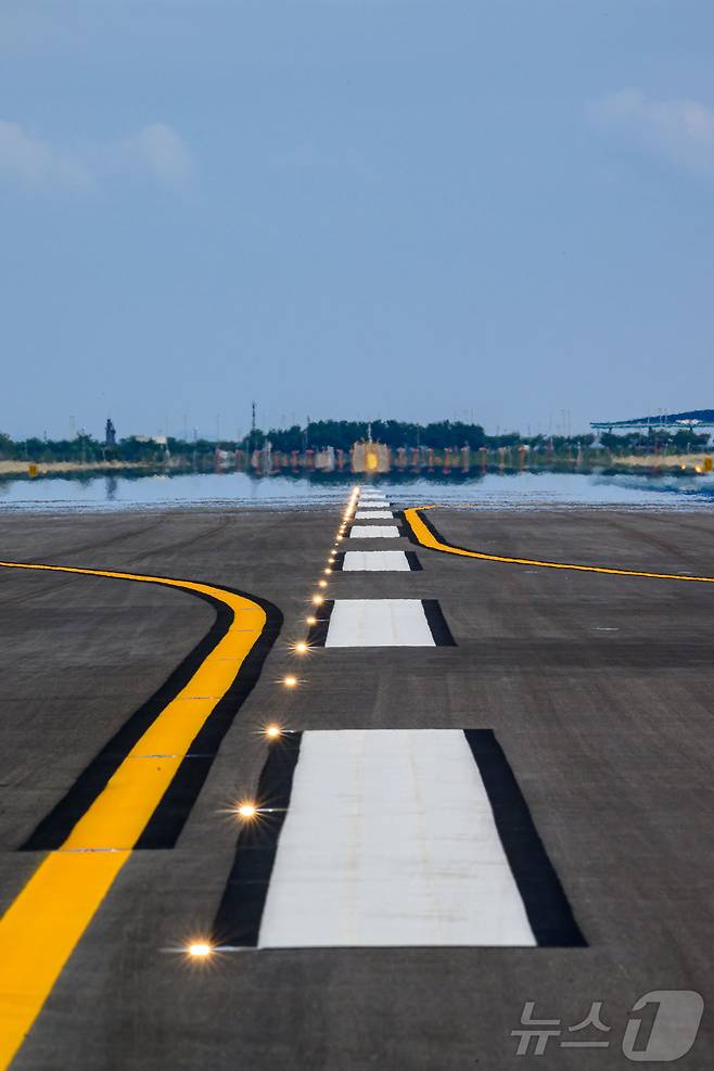 서울지방항공청, 인천국제공항공사 등 유관기관 관계자들이 5일 인천국제공항 제1여객터미널에서 제2활주로 운영재개를 앞두고 신설 시설물 사용성 및 안전성 점검을 하고 있는 가운데 제2활주로가 보이고 있다 (공동취재) 2025.8.6/뉴스1 ⓒ News1 박지혜 기자