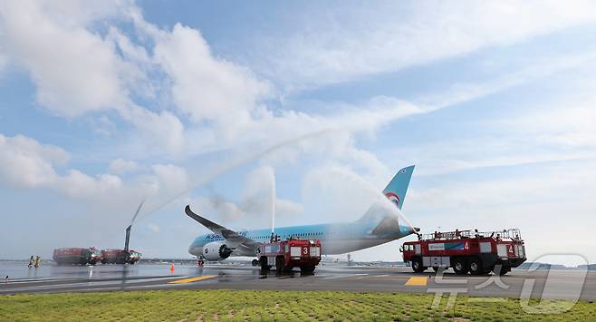 5일 인천국제공항 제2활주로에서 운영 재개를 앞두고 실제 항공기를 이용한 관계기관 합동 점검이 진행된 가운데, 인천공항 소방대가 항공기 화재를 가정한 모의훈련을 통해 화재 진압을 실시하고 있다. 2025.8.6/뉴스1 ⓒ News1 박지혜 기자