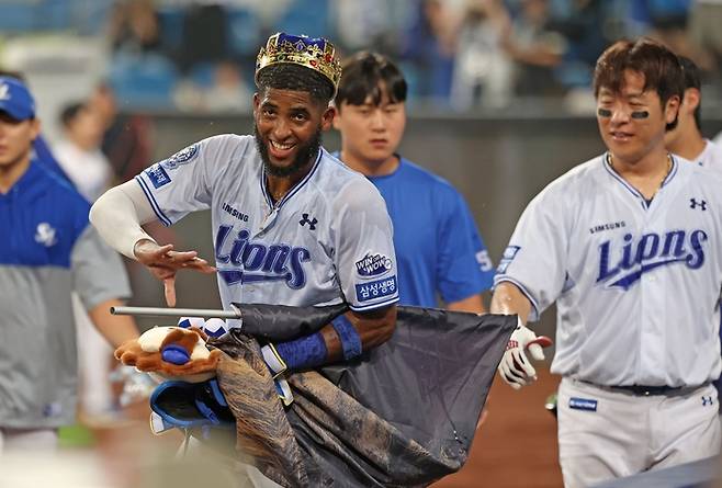 삼성 디아즈가 18일 대구 삼성라이온즈파크에서 열린 2025  KBO리그 두산전에서 끝내기 3점 홈런을 친 뒤 동료들과 기뻐하고 있다. 사진 | 연합뉴스