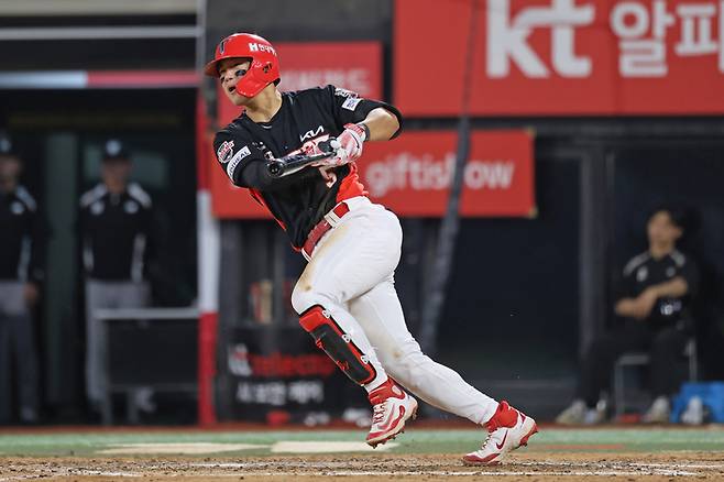 KIA 김도영이 수원케이티위즈파크에서 열린 2025 KBO리그 KT전에서 안타를 치고 있다. 사진 | KIA 타이거즈