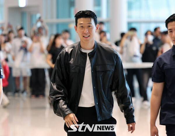 토트넘을 떠나 미국 MLS로 이적이 확실시 되는 손흥민이 5일 오후 인천국제공항에서 미국 LA로 출국하고 있다. /사진=뉴시스