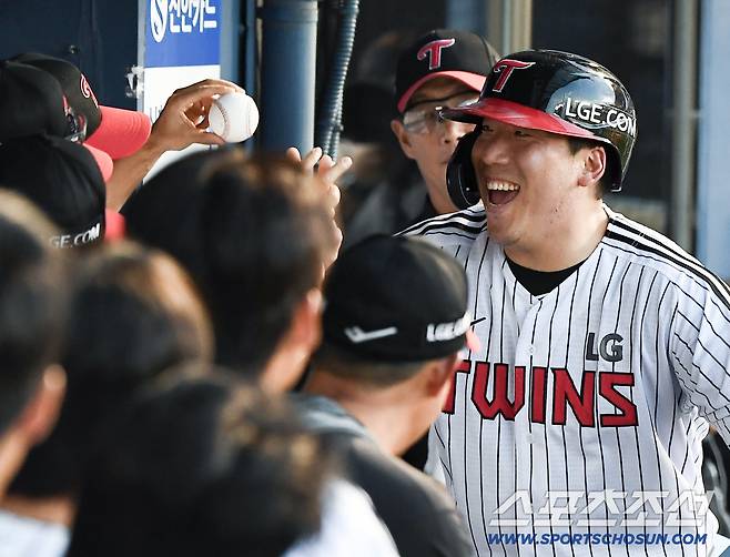 31일 서울 잠실구장에서 열린 KT-LG전. 3회말 2타점 적시타로 KBO리그 역대 3번째로 1500타점을 기록한 김현수에게 염경엽 감독이 기념구를 건네고 있다. 잠실=정재근 기자 cjg@sportschosun.com/2025.7.31/