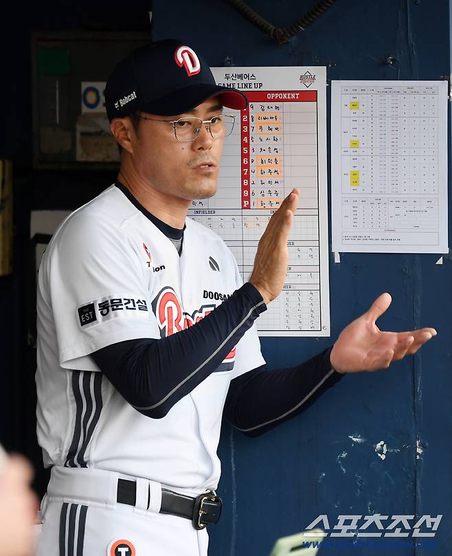 23일 잠실구장에서 열린 두산 베어스와 한화 이글스의 경기. 두산 조성환 감독대행이 경기를 지켜보고 있다. 잠실=박재만 기자 pjm@sportschosun.com/2025.07.23/