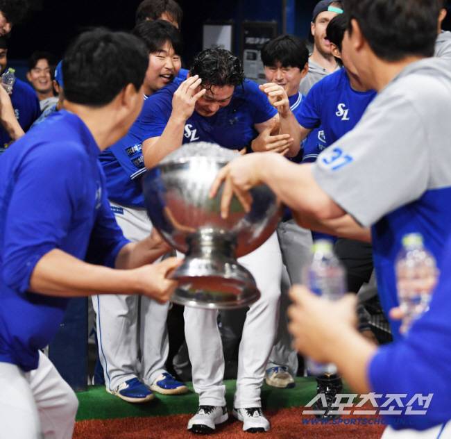 26일 서울 고척스카이돔에서 열린 키움 히어로즈와 삼성 라이온즈의 경기. KBO리그 통산 408세이브를 올린 오승환을 향해 후배들이 물세례를 하고 있다. 고척=박재만 기자 pjm@sportschosun.com/2024.04.26/