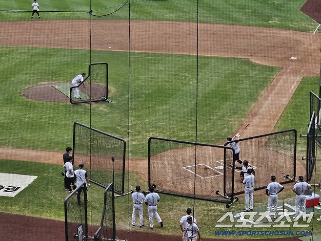 6일 경기를 앞두고 라이브배팅을 하고 있는 손아섭. 대전=이종서 기자