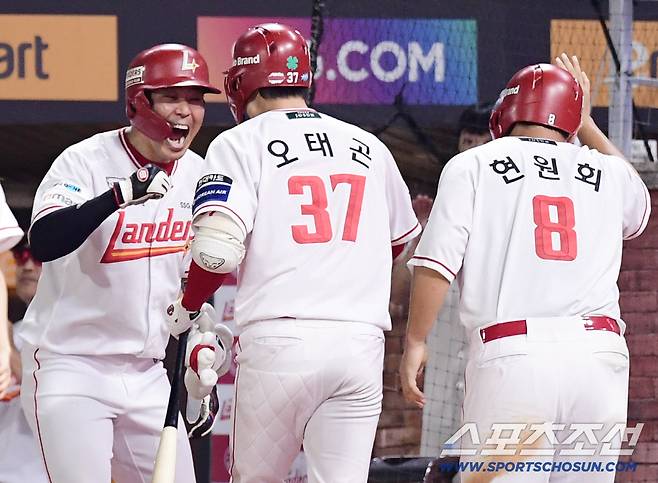 6일 인천 SSG랜더스필드에서 열린 SSG와 삼성의 경기. 6회 대타로 나와 역전 3점 홈런을 날린 SSG 오태곤. 인천=송정헌 기자songs@sportschosun.com/2025.08.06/