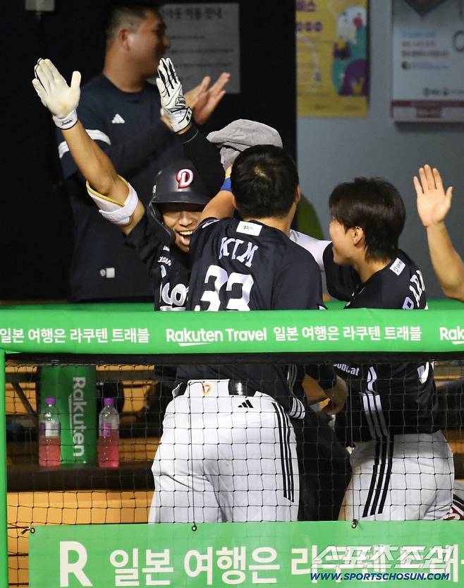 6일 잠실구장에서 열린 LG 트윈스와 두산 베어스의 경기. 8회초 2사 1루 두산 김민석이 역전 투런포를 날린 뒤 환호하고 있다. 잠실=박재만 기자 pjm@sportschosun.com/2025.08.06/