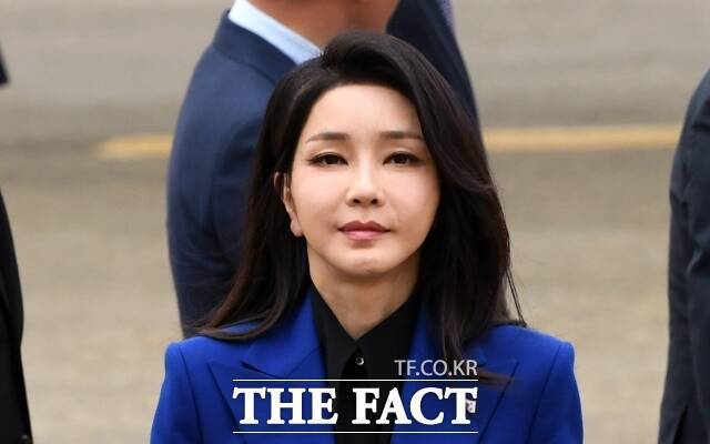 김건희 여사 연루 의혹을 수사하는 민중기 특별검사팀가 김 여사의 첫 피의자 조사를 벌인다. 윤석열 대통령 부인 김건희 여사가 주요 7개국(G7) 정상회의 일정을 마치고 지난 2023년 5월21일 오후 경기도 성남시 서울공항을 통해 귀국해 차량으로 이동하고 있다. /남용희 기자