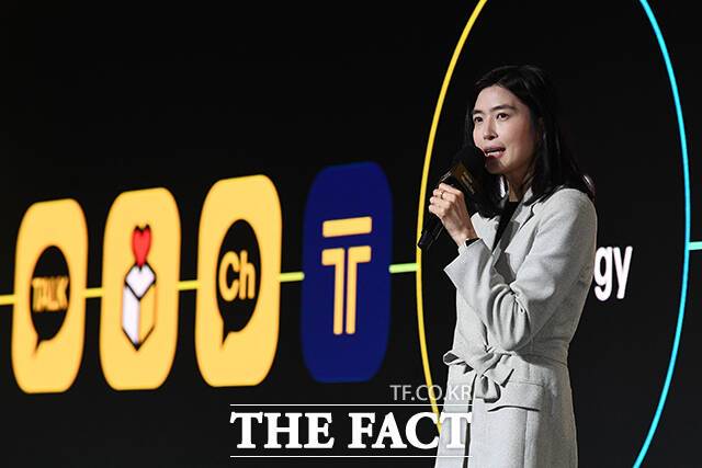 정신아 카카오 대표가 지난 2월 서울 중구 더플라자호텔에서 열린 카카오 미디어데이에서 오픈AI와의 전략적 제휴를 발표하고 있다. /서예원 기자