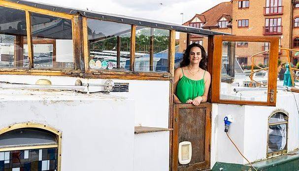 아파트 대신 보트 생활을 택한 영국 20대 여성. 데일리 메일 홈페이지 캡처