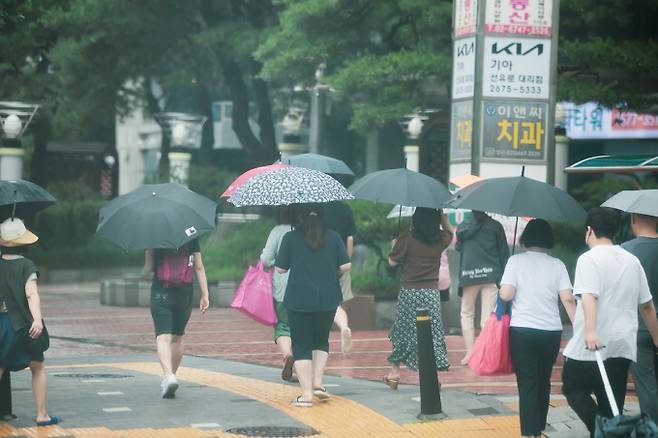 전국 다시 괴물폭우… 서울·인천·경기 최대 150mm 비 [오늘날씨]= 수요일인 오늘(6일) 날씨는 전국이 대체로 흐리고 대부분 지역에서 돌풍과 함께 천둥.번개를 동반한 매우 강하고 많은 비가 내리는 곳이 있겠다. 새벽(00~06시)에 중부지방과 경북북부에 비가 시작되어, 오전(06~12시)부터 그 밖의 남부지방과 제주도로 확대되겠고, 밤(18~24시)에 대부분 그치겠다. 또 오전부터 경기북부와 강원중.북부내륙을 중심으로 매우 강하고 많은 비가 내릴 것으로 전망된다. 예상 강수량은 △서울.인천.경기서부, 서해5도, 경기동부 30~100mm(많은 곳 150mm 이상) △강원내륙.산지 30~100mm(많은 곳 150mm 이상) △강원동해안 10~40mm △대전.세종.충남, 충북 30~80mm(많은 곳 100mm 이상) △광주.전남, 전북 30~80mm(많은 곳 120mm 이상) △부산.울산.경남, 대구.경북 30~80mm(많은 곳 100mm 이상) △울릉도.독도 5~40mm△제주도 20~60mm(많은 곳 80mm 이상)로 관측된다. ©서울, 서울날씨, 오늘날씨, 내일날씨