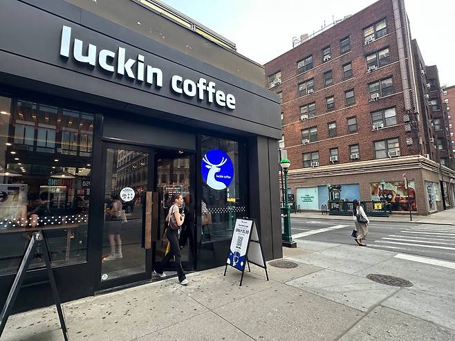맨해튼 중심가에 위치한 루이싱 커피. 길 바로 건너편에 스타벅스 광고가 보인다./윤주헌 특파원
