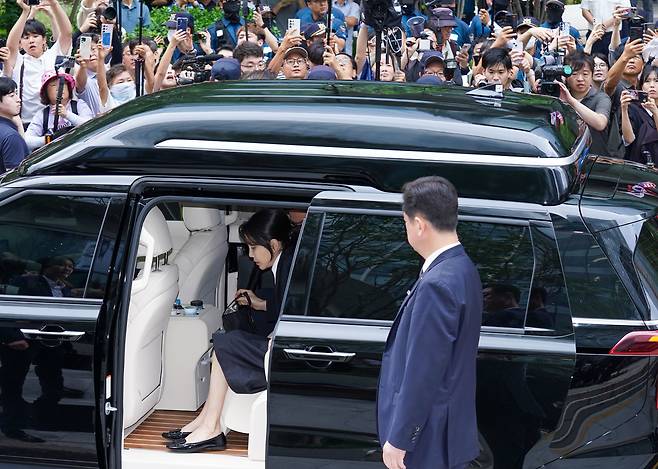 윤석열 전 대통령의 부인 김건희 여사가 6일 서울 종로구에 마련된 김건희 특검팀(특별검사 민중기) 사무실에 첫 조사를 받기 위해 피의자 신분으로 출석하고 있다./뉴스1