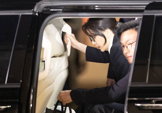김건희 여사가 6일 서울 종로구 김건희 특검팀(특별검사 민중기) 사무실에서 피의자 신분으로 조사를 마친 뒤 밖으로 나서고 있다./뉴시스