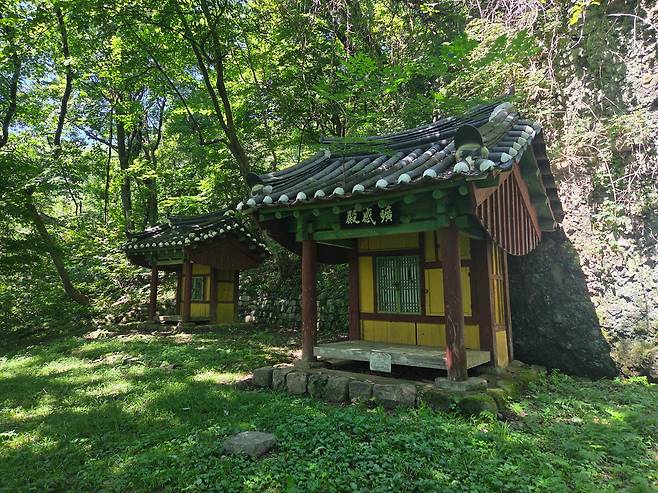 공민왕을 기리는 사당 '공민왕당'. /이한수 선임기자