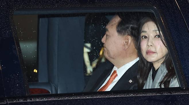 2023년 12월 12일, 네덜란드 국빈 방문 당시 차량에 탑승한 윤석열 전 대통령과 김건희 여사. / 연합뉴스
