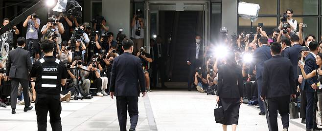 윤석열 전 대통령의 부인 김건희 여사(사진 오른쪽에서 두번째)가 6일 서울 종로구에 마련된 김건희 특검팀(특별검사 민중기) 사무실에 첫 조사를 받기 위해 피의자 신분으로 출석하고 있다. / 뉴스1