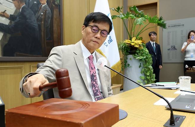 이창용 한국은행 총재가 지난달 10일 서울 중구 한국은행에서 열린 금융통화위원회에서 의사봉을 두드리고 있다. /연합뉴스