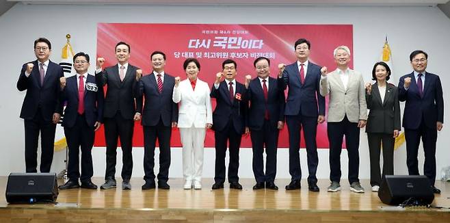신동욱·함운경·김민수·김태우·양향자·장영하·김재원·손범규·김근식·최수진·홍석준 국민의힘 최고위원 후보들(왼쪽부터)이 지난 3일 오후 서울 여의도 국민의힘 중앙당사에서 열린 8·22 전당대회 최고위원 후보자 비전대회에서 기념촬영을 하고 있다. ⓒ뉴시스
