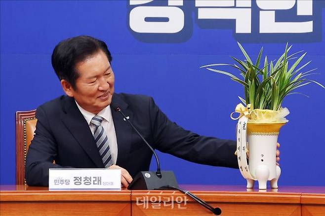 정청래 더불어민주당 신임 대표가 지난 4일 오후 서울 여의도 국회에서 우상호 대통령실 정무수석으로부터 이재명 대통령이 보낸 취임 축하 난을 전달 받은 뒤 보고 있다. ⓒ 데일리안 홍금표 기자