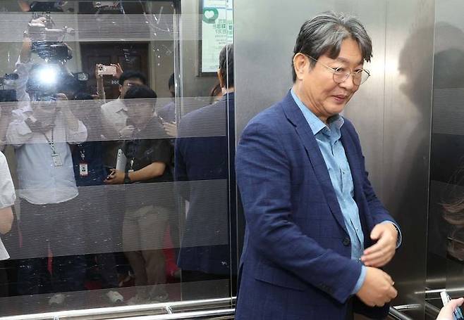 차명 계좌 주식 거래 의혹을 받고 있는 이춘석 의원이 5일 국회에서 취재진의 질문을 피해 엘리베이터로 이동하고 있다. ⓒ뉴시스