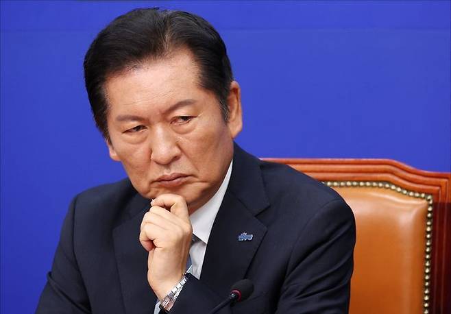 정청래 더불어민주당 대표가 4일 오전 서울 여의도 국회에서 열린 더불어민주당 최고위원회의에서 생각에 잠겨 있다.ⓒ데일리안 홍금표 기자