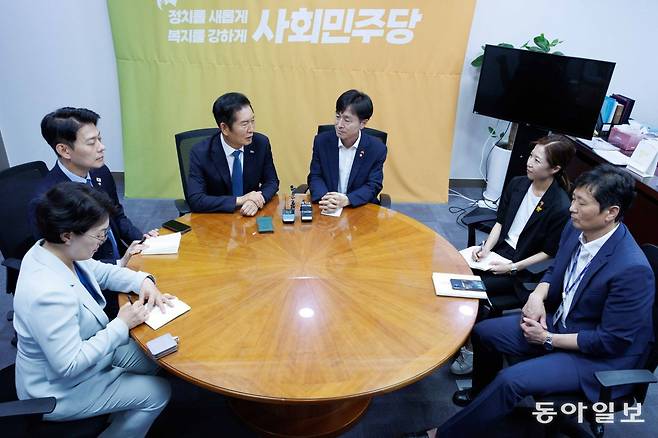 정청래 더불어민주당 대표가 5일 오후 서울 여의도 국회 의원회관에서 한창민 사회민주당 대표를 예방해 모두발언을 하고 있다. 이훈구 기자 ufo@donga.com