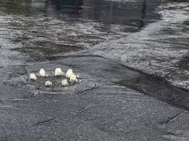 집중호우 시 침수 사고를 막으려면 맨홀 추락, 차량 침수 대처법을 알아둬야 한다. 전문가들이 알려주는 여름철 생존 요령을 정리했다. 사진=게티이미지