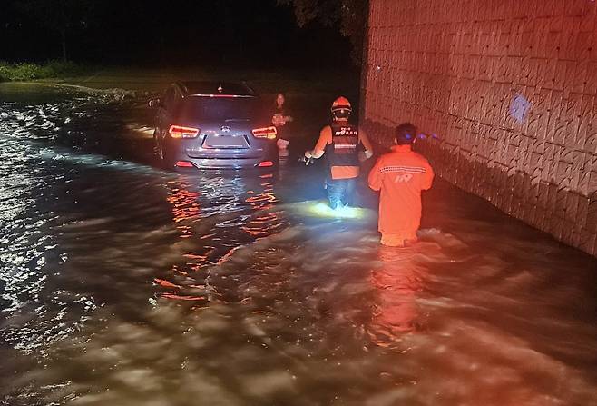 집중호우 시 침수 사고를 막으려면 맨홀 추락, 차량 침수 대처법을 알아둬야 한다. ⓒ 뉴시스