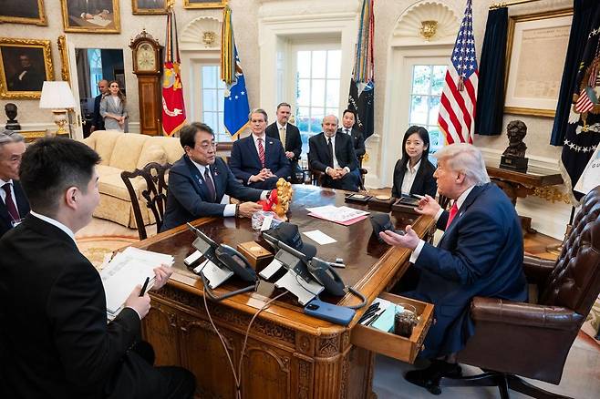 지난 16일(현지시간) 도널드 트럼프 미국 대통령이 워싱턴DC 백악관 집무실에서 아카자와 료세이 일본 경제재생상과 만나 관세 협상을 하기 전 직접 서명한 모자를 건네고 있다.(출처 백악관) ⓒ News1