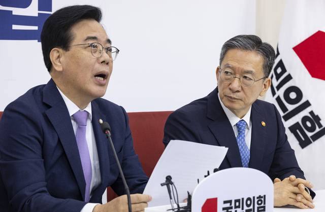송언석(왼쪽) 국민의힘 비상대책위원장 겸 원내대표가 6일 국회 본청에서 취임 인사차 예방한 정성호(오른쪽) 법무부 장관에게 인사말을 하고 있다.<연합뉴스>