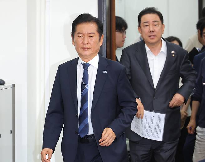 더불어민주당 정청래 대표와 김병기 원내대표를 비롯한 최고위원들이 6일 서울 여의도 국회에서 열린 최고위원회의에 입장하고 있다. 연합뉴스