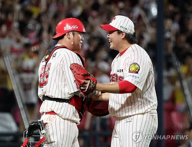 롯데전 첫 경기를 승리로 이끈 배터리. 연합뉴스